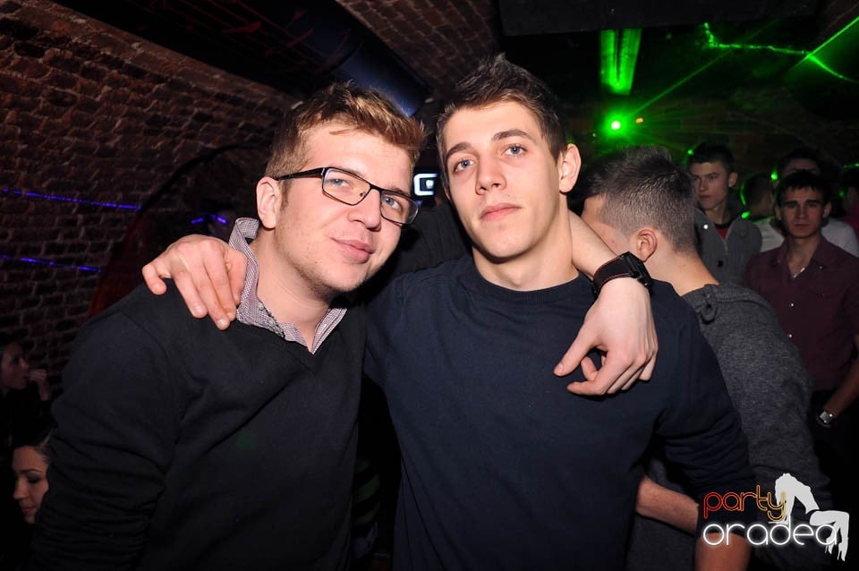 Petrecere în Club Escape,