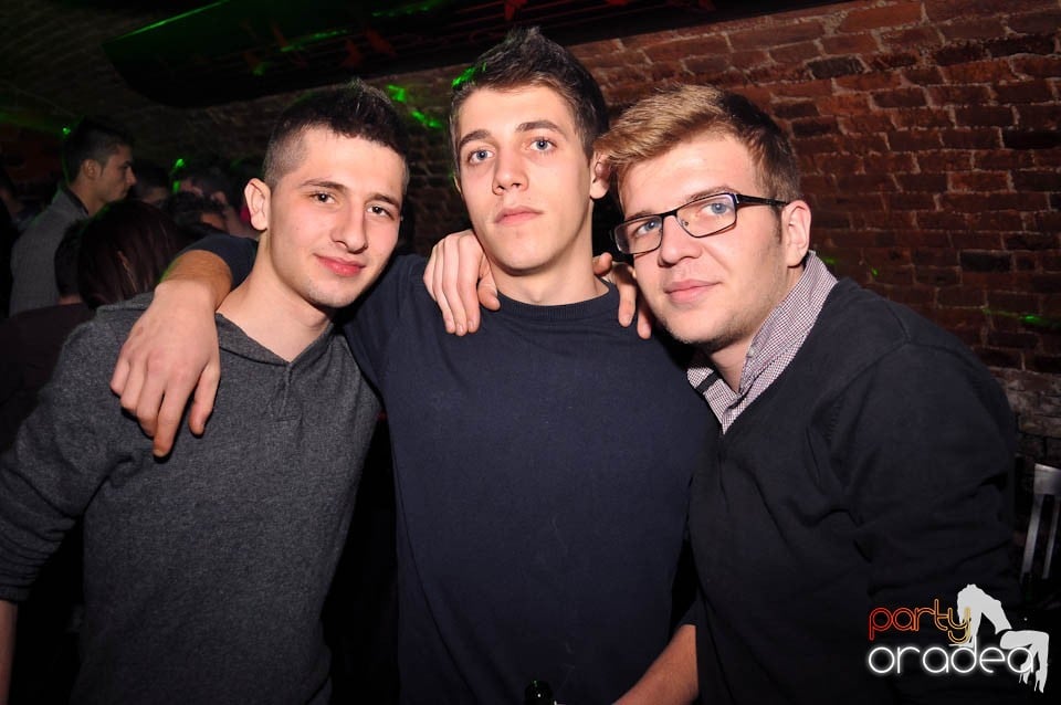 Petrecere în Club Escape,