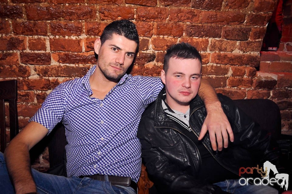 Petrecere în Club Escape,
