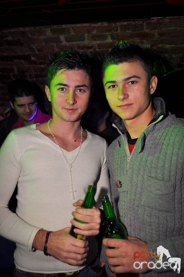 Petrecere în Club Escape,
