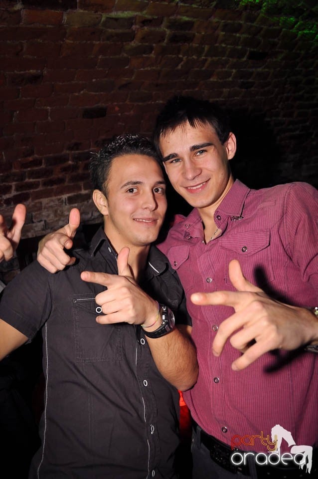 Petrecere în Club Escape,