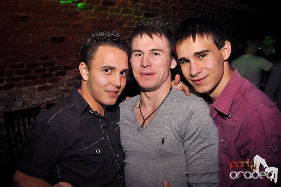 Petrecere în Club Escape,