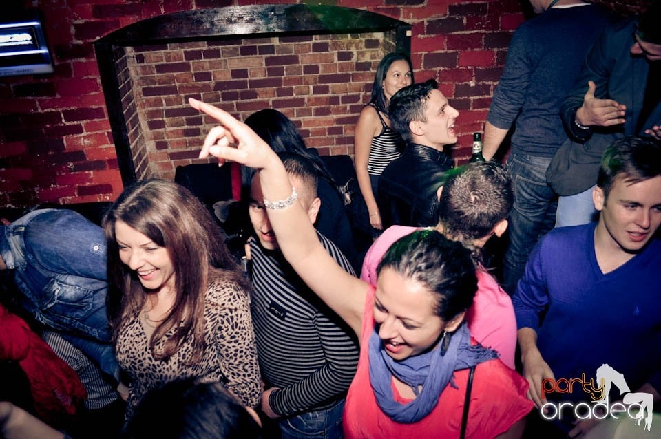 Petrecere în Club Escape,