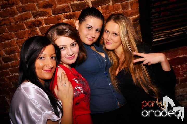 Petrecere în Club Escape, 