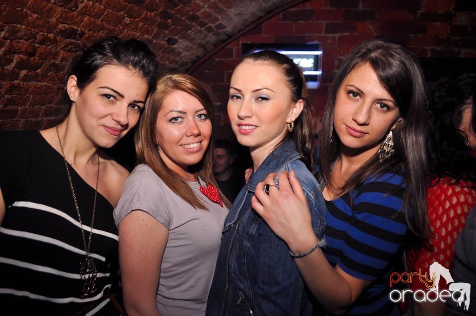 Petrecere în Club Escape,