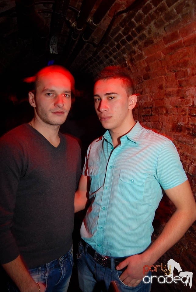 Petrecere în Club Escape,