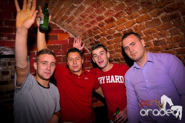 Petrecere în Club Escape, 