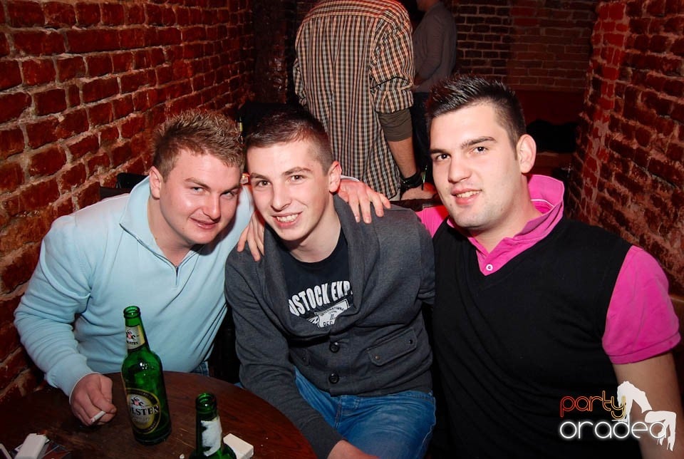 Petrecere în Club Escape,