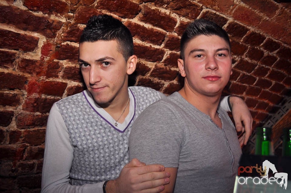 Petrecere în Club Escape,