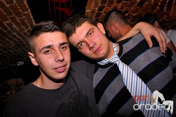 Petrecere în Club Escape, 