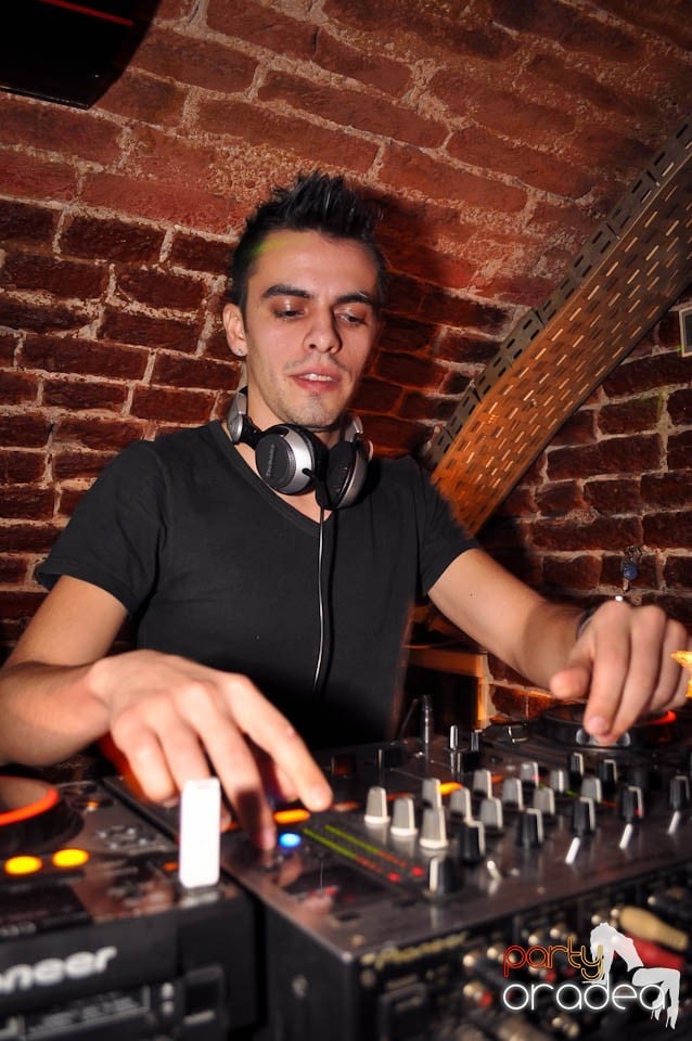 Petrecere în Club Escape,