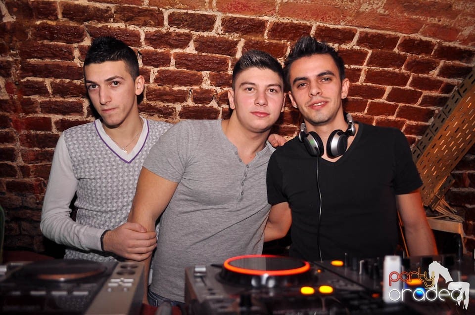 Petrecere în Club Escape,