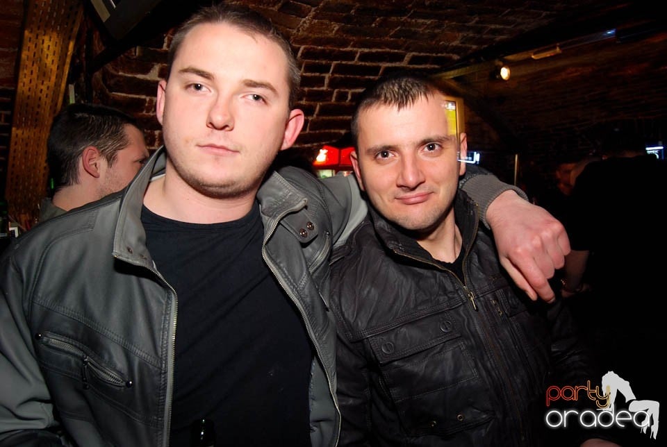 Petrecere în Club Escape,