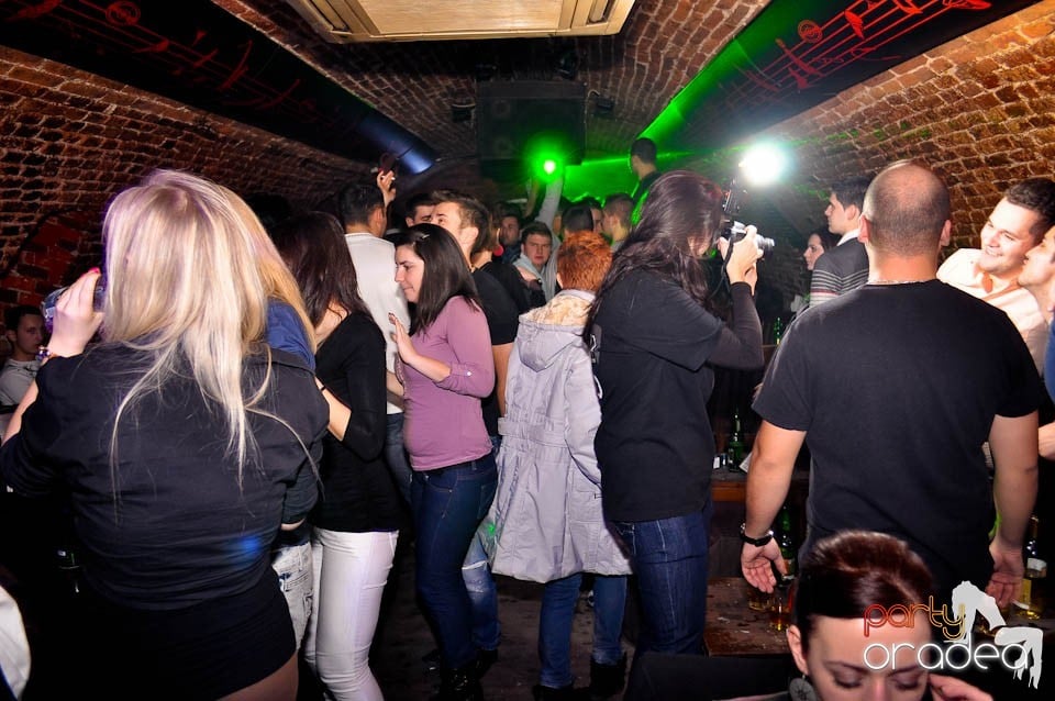 Petrecere în Club Escape,