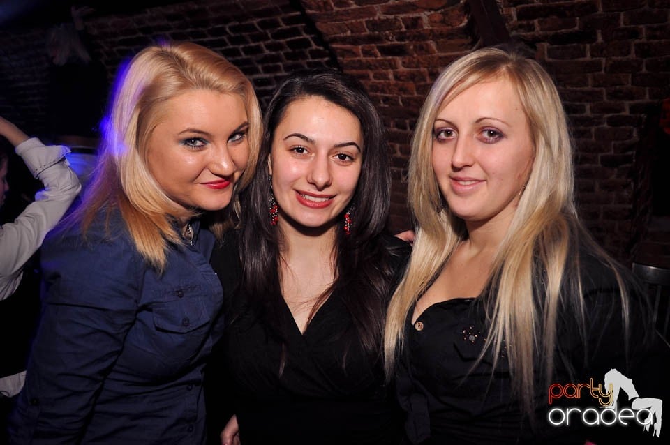 Petrecere în Club Escape,