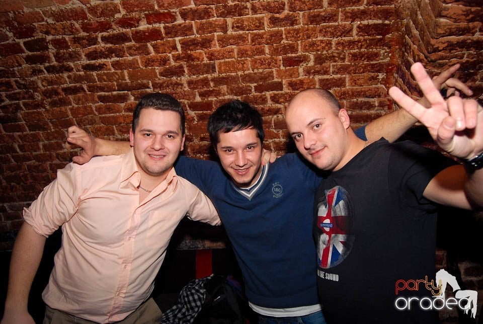 Petrecere în Club Escape,