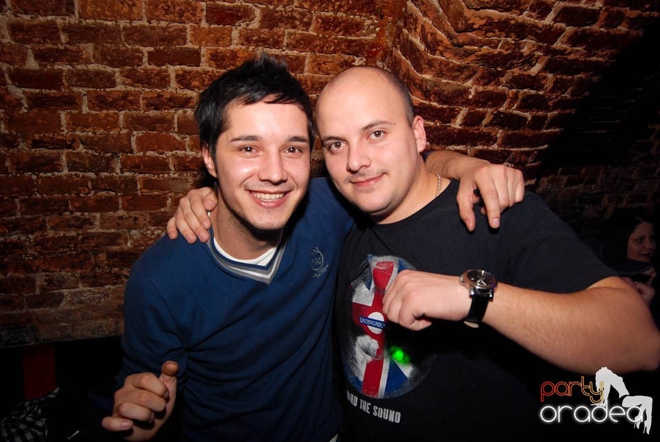 Petrecere în Club Escape,