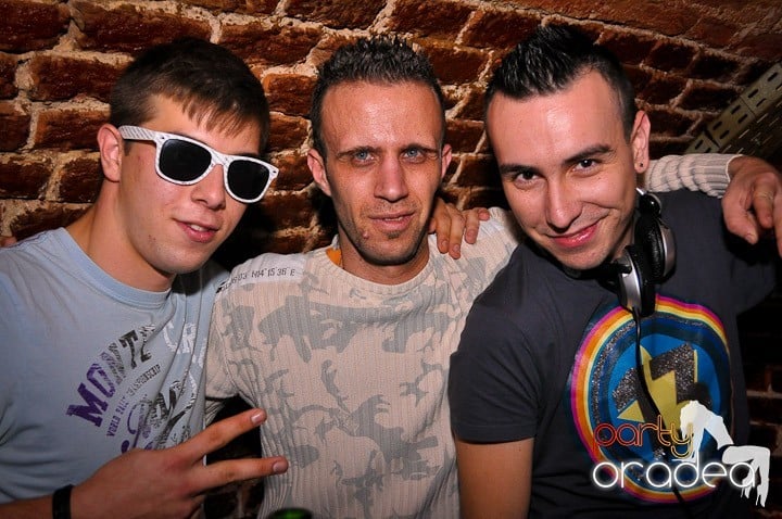 Petrecere în Club Escape, 