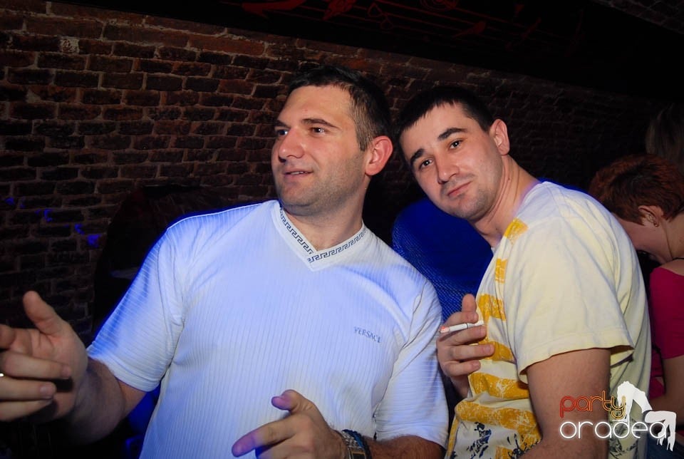 Petrecere în Club Escape,