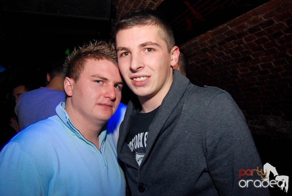 Petrecere în Club Escape,