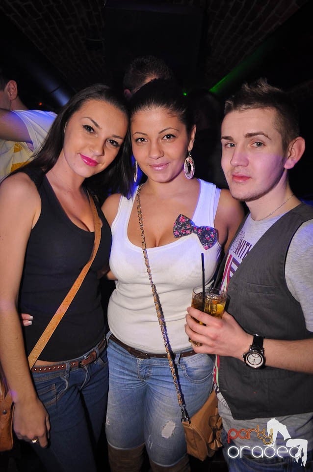 Petrecere în Club Escape,