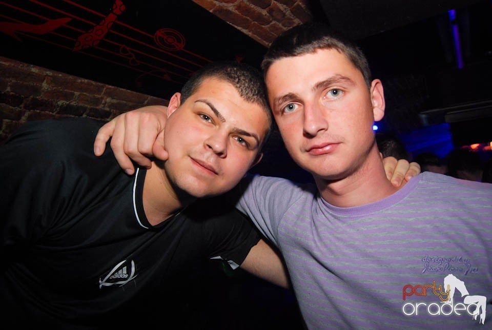 Petrecere în Club Escape,