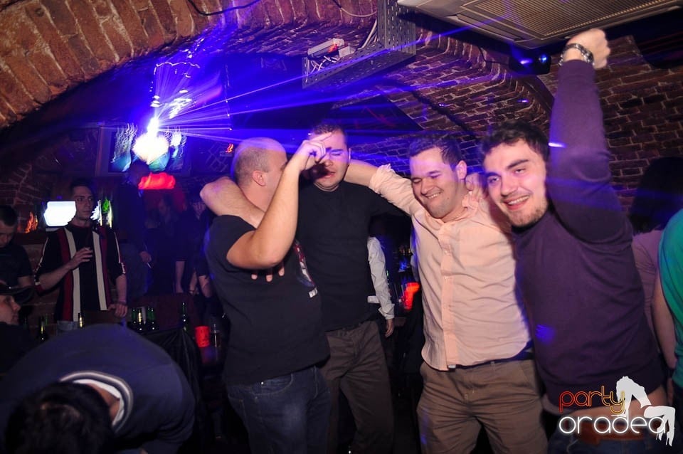 Petrecere în Club Escape,