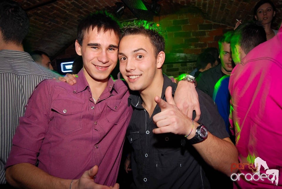 Petrecere în Club Escape,