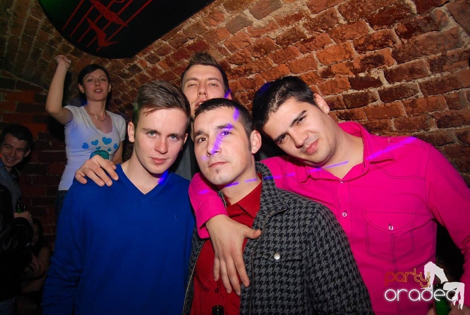 Petrecere în Club Escape,