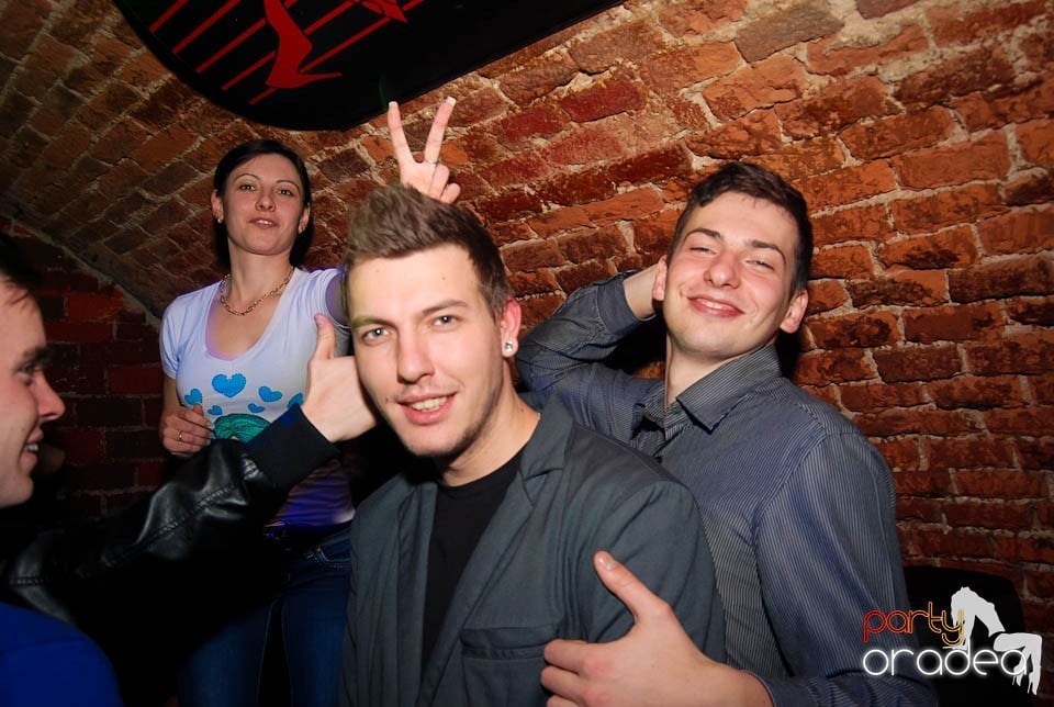 Petrecere în Club Escape,