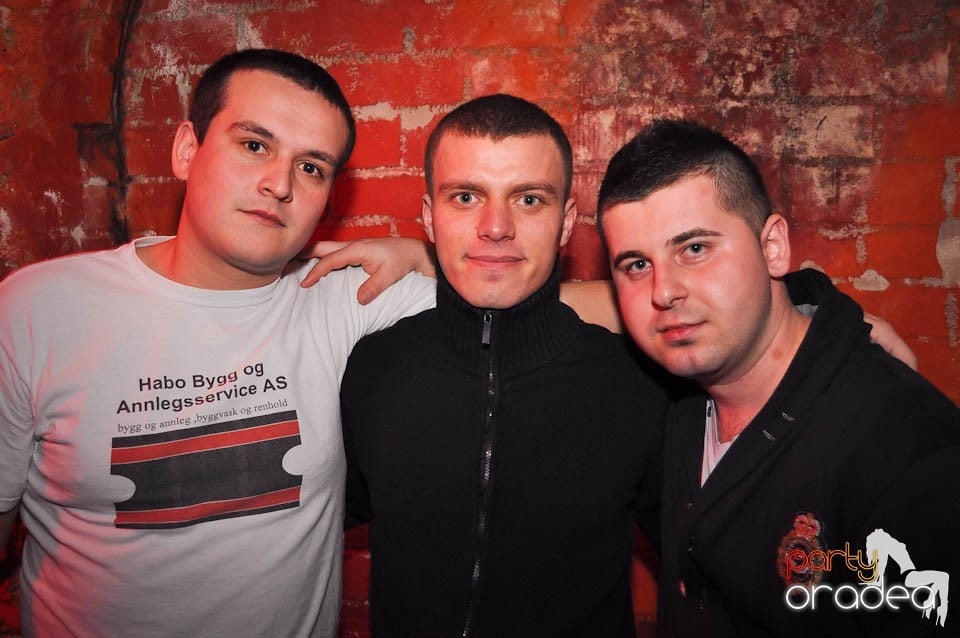 Petrecere în Club Escape,