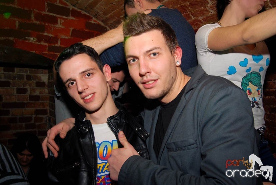 Petrecere în Club Escape,