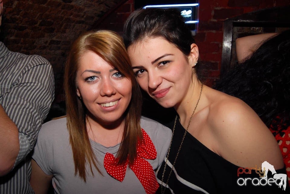 Petrecere în Club Escape,
