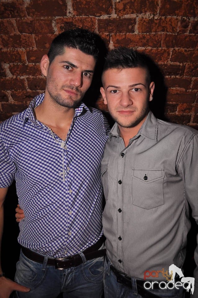 Petrecere în Club Escape,