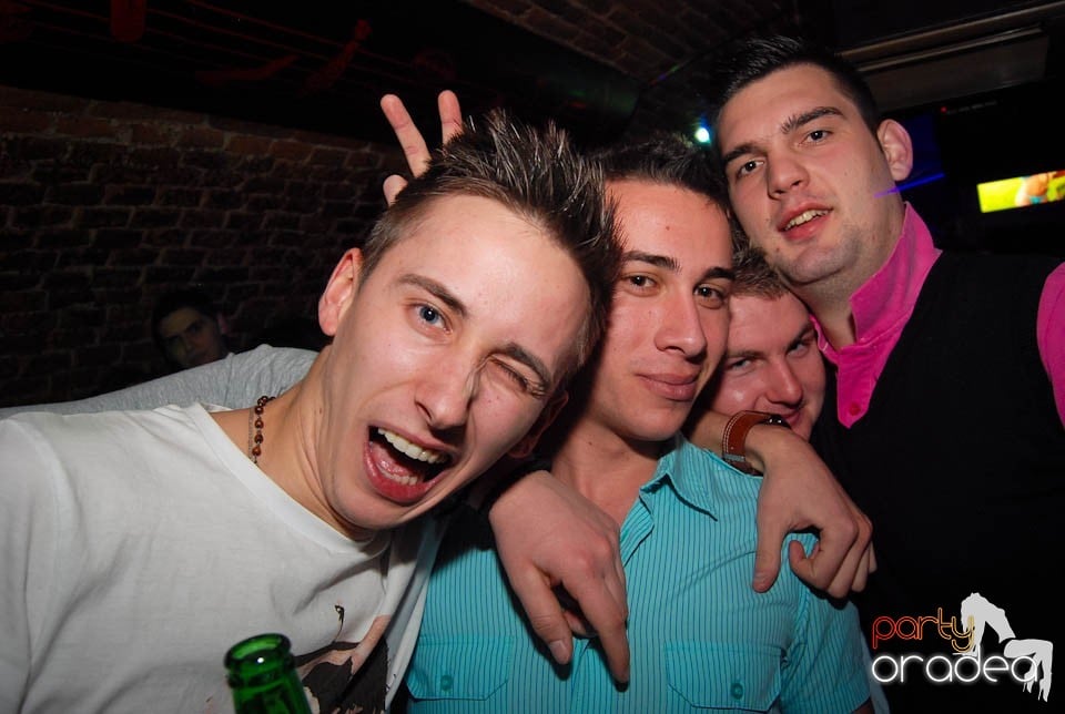 Petrecere în Club Escape,