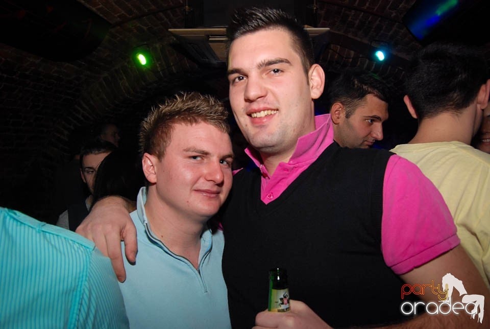 Petrecere în Club Escape,