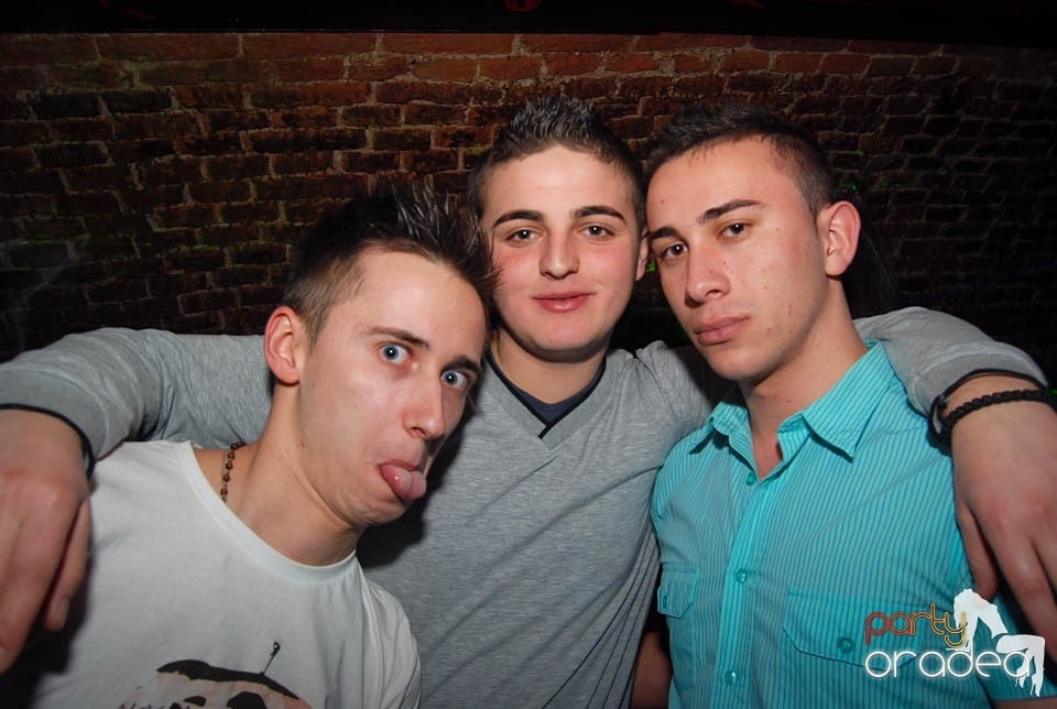 Petrecere în Club Escape,