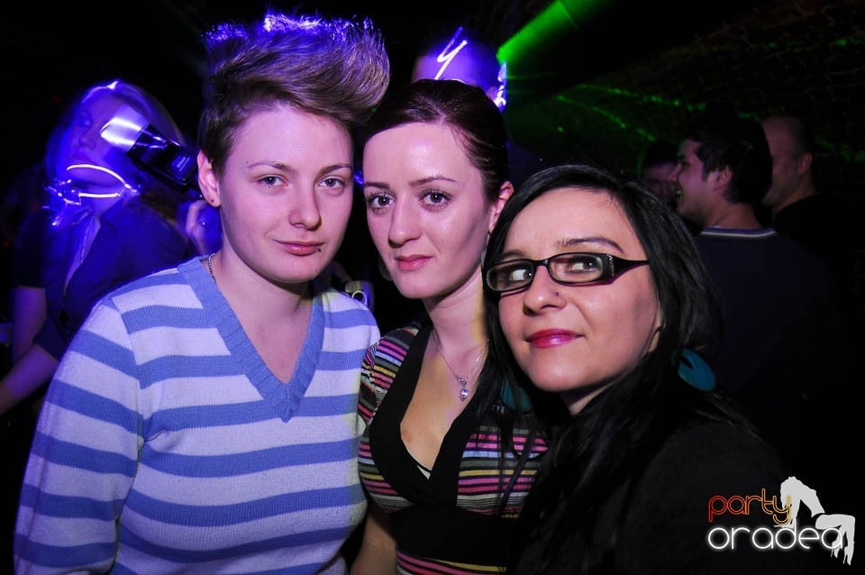 Petrecere în Club Escape,