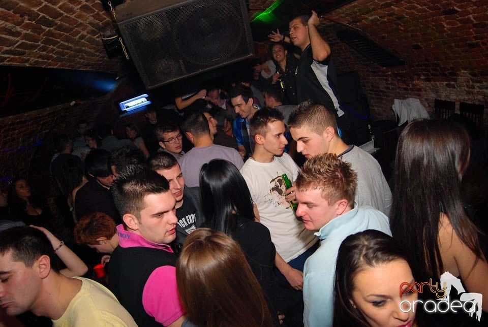 Petrecere în Club Escape,