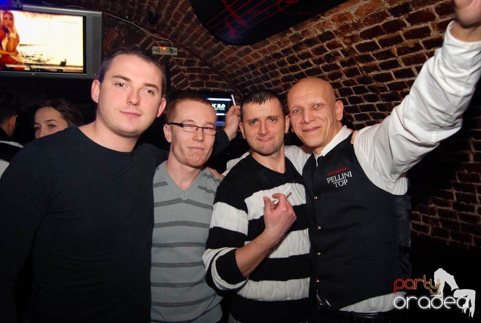 Petrecere în Club Escape,
