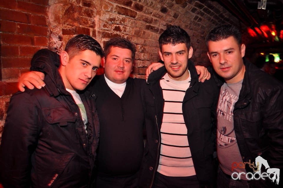 Petrecere în Club Escape,