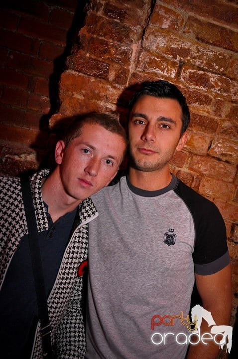 Petrecere în Club Escape, 