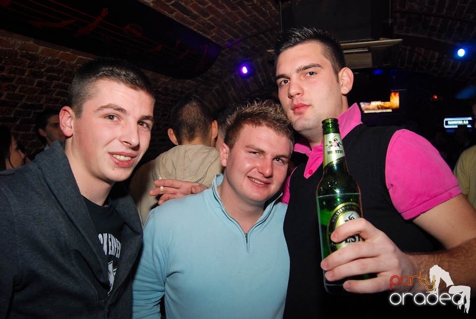 Petrecere în Club Escape,