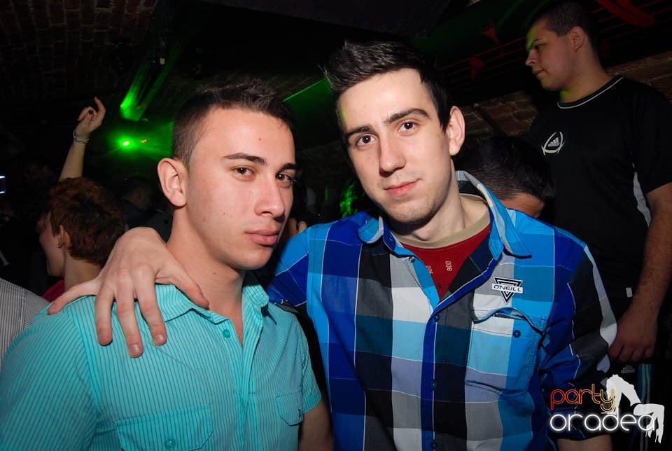 Petrecere în Club Escape,