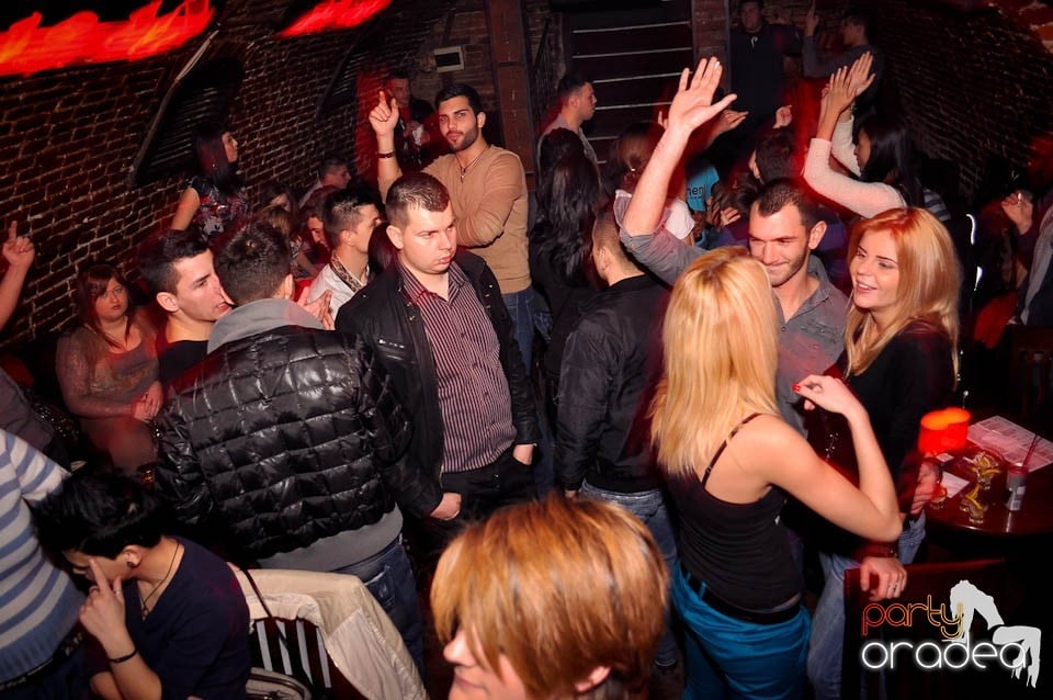 Petrecere în Club Escape,