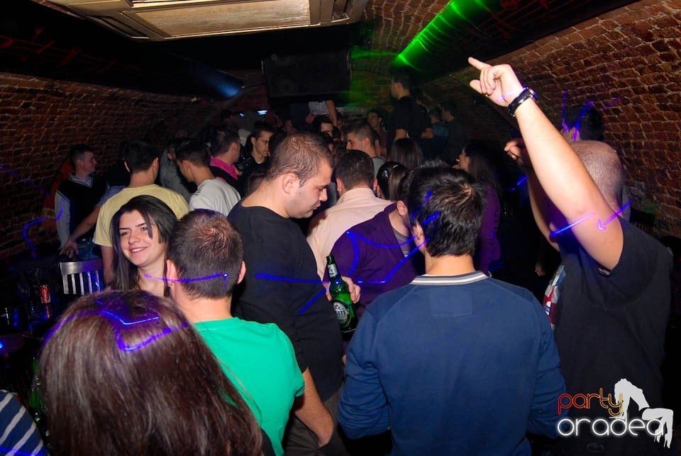Petrecere în Club Escape,