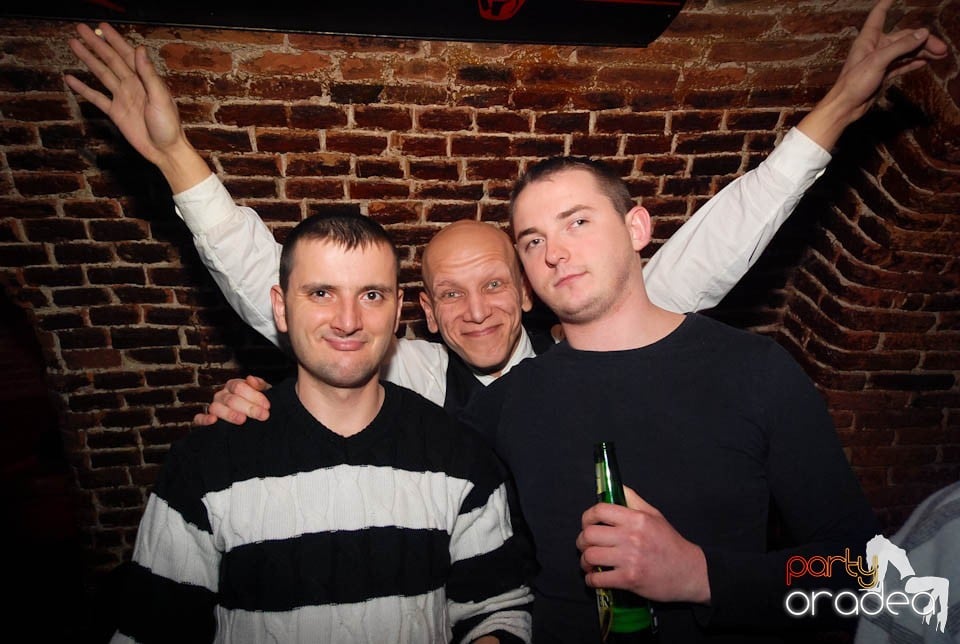 Petrecere în Club Escape,