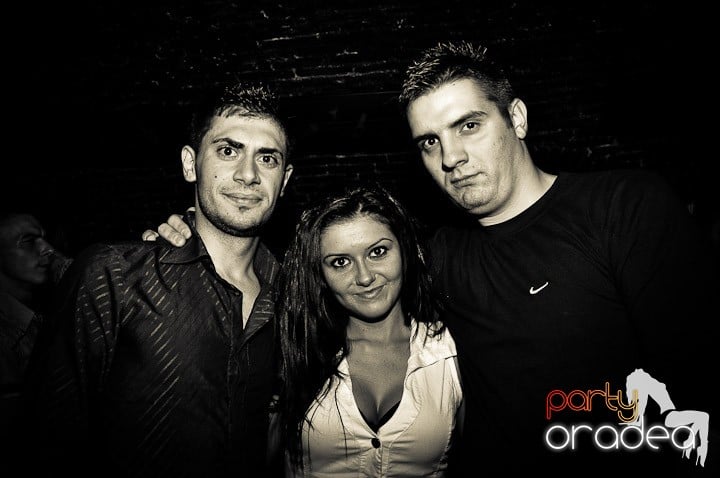 Petrecere în Club Escape, 