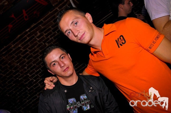 Petrecere în Club Escape, 