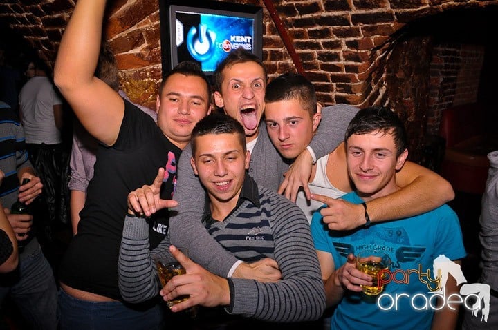 Petrecere în Club Escape, 
